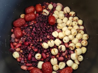 红枣莲子粥,将浸泡好的八宝米，莲子，红枣依次放入电饭煲的锅中