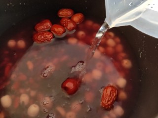 红枣莲子粥,倒入1200的清水，按杂粮粥键，用高压锅也可以