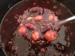红枣莲子粥,煮好后放冰糖调味，至融化即可