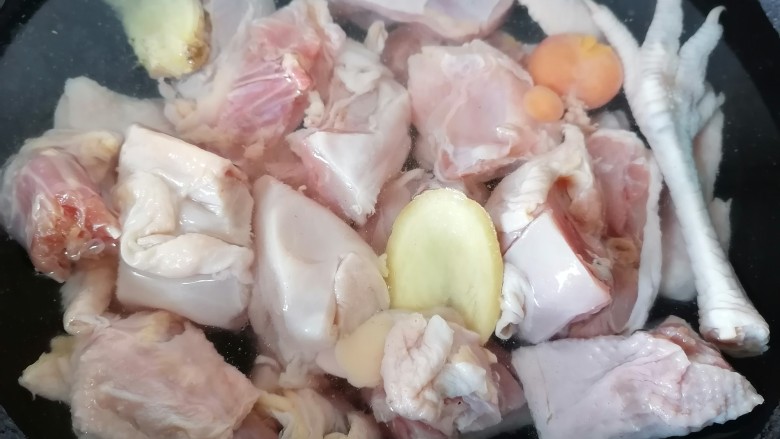 鸡肉炖土豆,将鸡肉放入锅内焯水