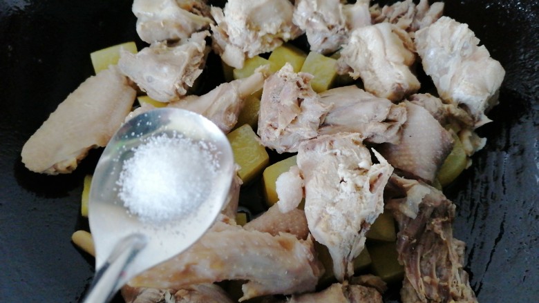 鸡肉炖土豆,放入鸡肉一同翻炒加入半勺盐调味