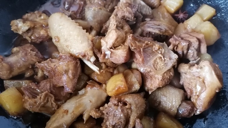 鸡肉炖土豆,炖至汁干入味上色即可出锅