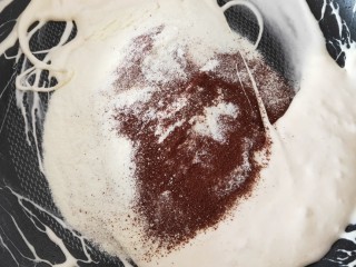 奥利奥咖啡牛轧糖,奶粉先与咖啡混合，将混合后的咖啡奶粉倒入融化后棉花糖中搅拌均匀