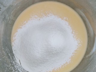 日式舒芙蕾,再依次加入过筛后的玉米淀粉，低粉