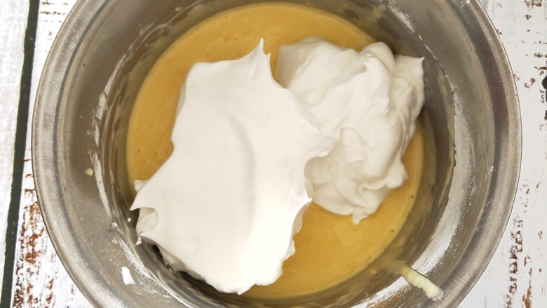 日式舒芙蕾,先取一半的蛋白，加入到蛋黄糊中翻拌均匀