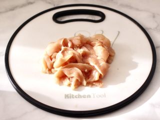 黄瓜鸡肉片小炒,鸡胸肉洗净去筋膜后切薄片。