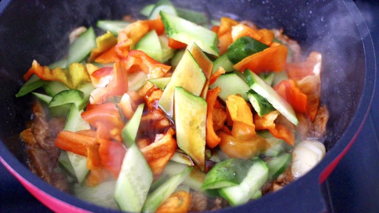 黄瓜鸡肉片小炒,加入黄瓜片和彩椒片。