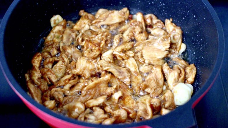 黄瓜鸡肉片小炒,大火快速翻炒至鸡肉变色炒熟。
