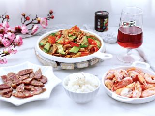 黄瓜鸡肉片小炒,搭配上自己喜欢吃的北极虾和香肠，餐前酒和米饭，完美～