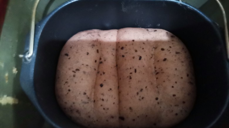 奶香紫米吐司面包（面包机版）,放入面包机进行二次发酵，启动发酵功能40分钟