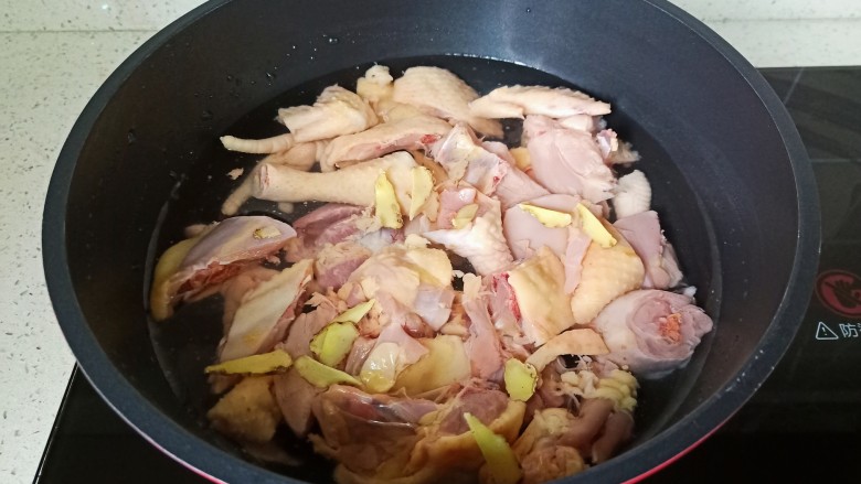 鸡肉炖土豆,三黄鸡冷水下锅加生姜片、清水没过三黄鸡 。