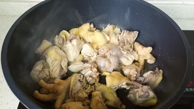 鸡肉炖土豆,热锅热油下入三黄鸡爆炒。