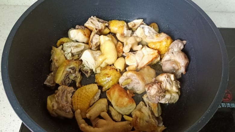 鸡肉炖土豆,爆炒至三黄鸡表面微黄。