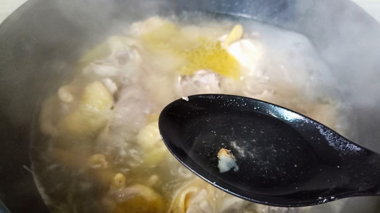 鸡肉炖土豆,开大火焯水两分钟左右，撇去沫子。