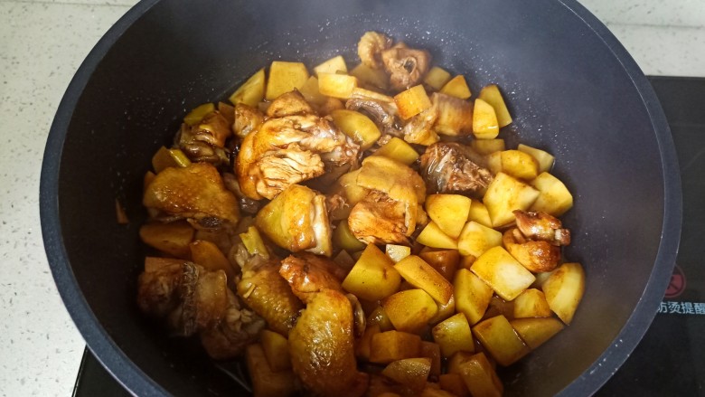 鸡肉炖土豆,大火将调味料翻炒均匀。