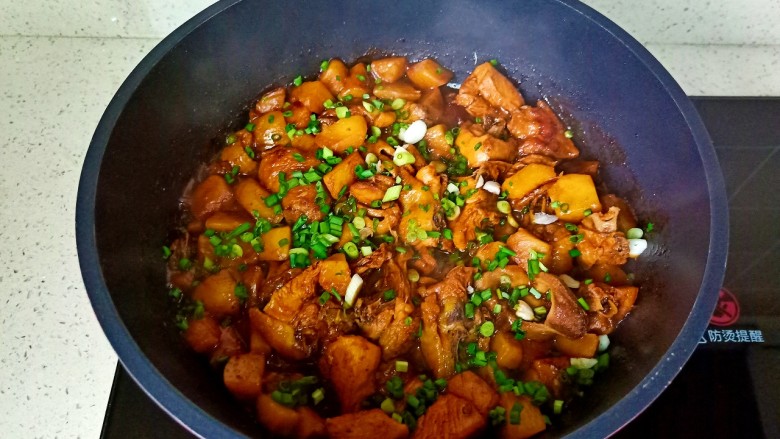 鸡肉炖土豆,出锅前撒点葱花即可。