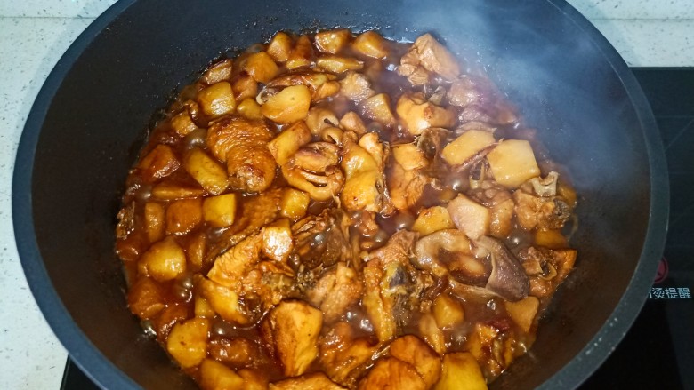 鸡肉炖土豆,炖煮到汤汁差不多时开大火收汁。