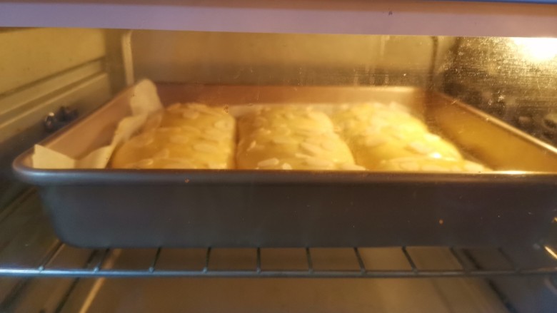 杏仁紫米小餐包（玉米油版）,送入预热好的烤箱，上下火180度烤20分钟，烤10分钟时盖上锡纸