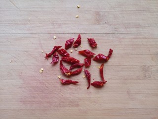 清炒儿菜,干红辣椒切成小段。