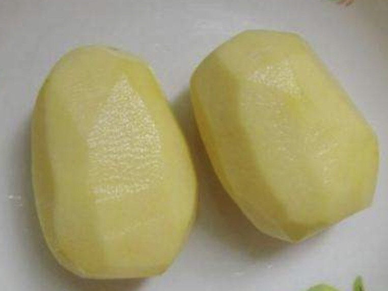 鸡肉炖土豆,将两个土豆洗干净，去皮。
