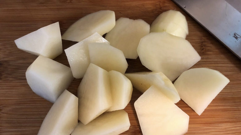 鸡肉炖土豆,然后将土豆切成滚刀块。