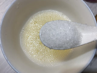 红豆双皮奶,中间加入适量白砂糖