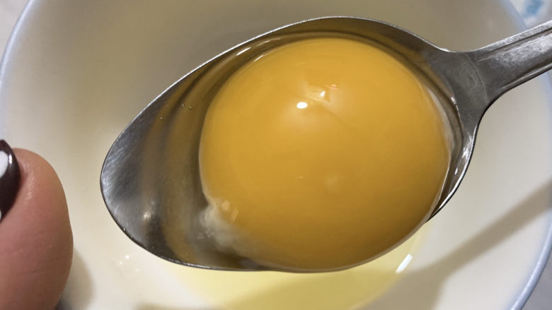 红豆双皮奶,将一个鸡蛋打入碗中，取出蛋黄。