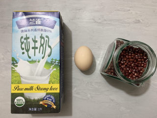 红豆双皮奶,主要食材如图所示示意，牛奶、鸡蛋、红豆。