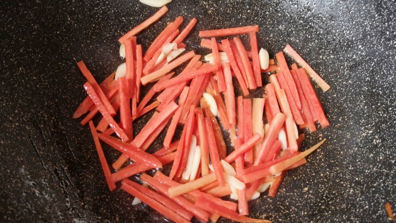 尖椒牛柳,下入红萝卜翻炒均匀。