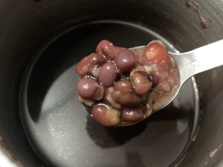 红豆双皮奶,出锅将提前煮好的红豆加到面上