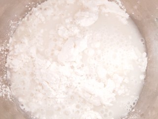 雪媚娘,将糯米粉倒入锅中，依次加入玉米淀粉，糖，再加入牛奶搅匀 