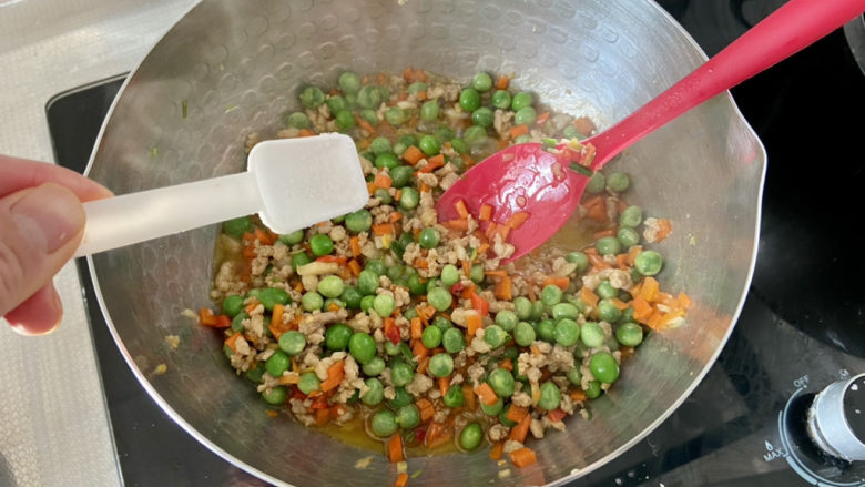 清炒甜豆➕肉末胡萝卜炒豌豆,尝下咸淡，根据个人口味添加少许食盐，翻炒定味出锅