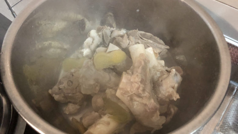 酸菜羊肉➕酸菜平菇粉丝炖羊排,把羊排捞出。