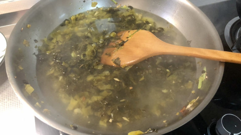 酸菜羊肉➕酸菜平菇粉丝炖羊排,加入适量水，煮开，水可以多一点，酸菜比较咸