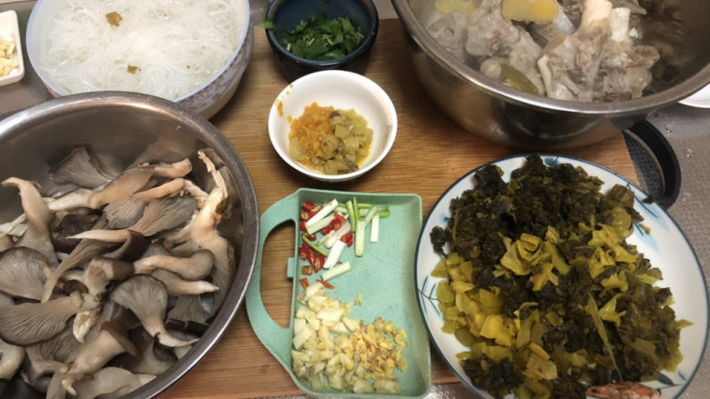 酸菜羊肉➕酸菜平菇粉丝炖羊排,全部食材准备好