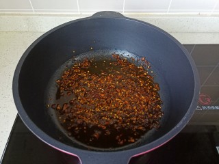 清炒儿菜,热锅凉油放入辣椒面爆香。