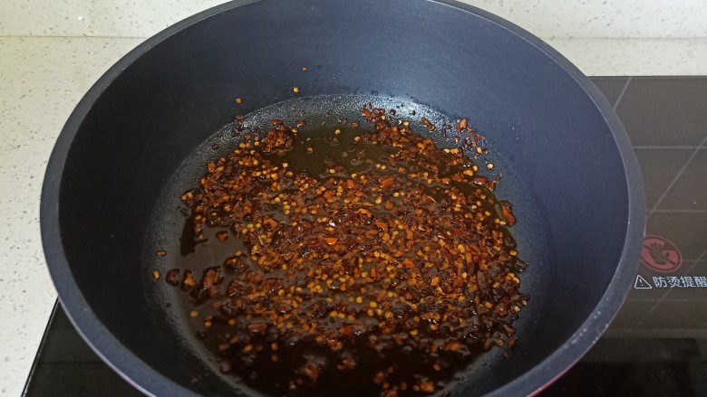 清炒儿菜,热锅凉油放入辣椒面爆香。