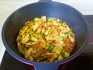 清炒儿菜,开大火快速把调味料翻炒均匀即可出锅。