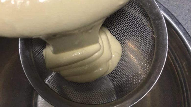酸奶芝士蛋糕,搅拌好的糊过筛一遍。