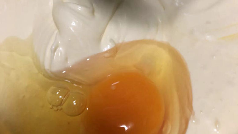 酸奶芝士蛋糕,打入一个鸡蛋。