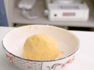 炸红薯丸子,糯米粉加到可以团成一个面团，但不是十分粘手的状态