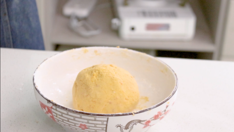 炸红薯丸子,糯米粉加到可以团成一个面团，但不是十分粘手的状态