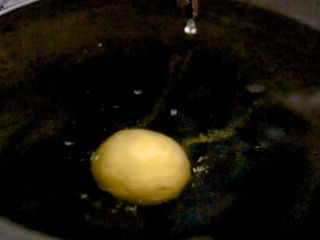 炸红薯丸子,顺着锅边将丸子滑入锅中
