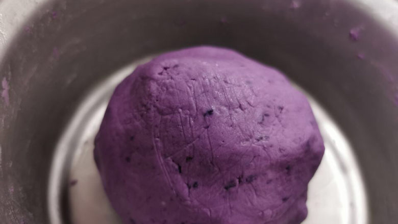 养生山药紫薯汤圆,揉成团