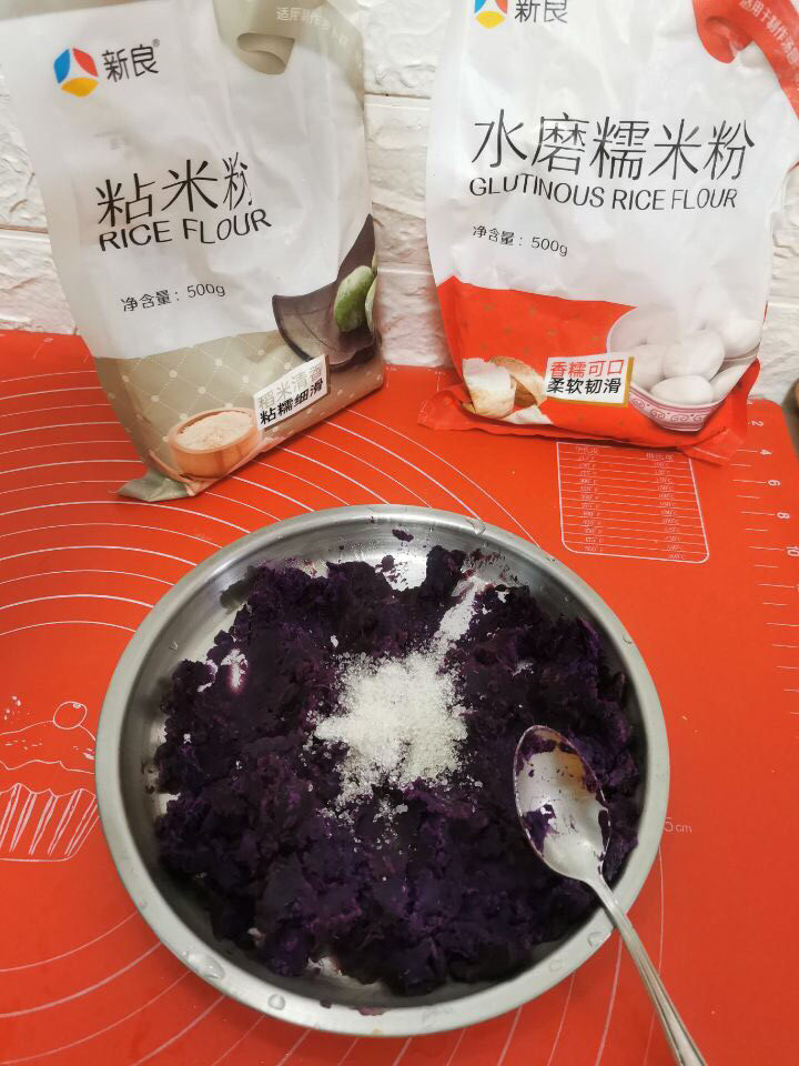 养生山药紫薯汤圆,紫薯压成泥，加水，糯米粉与粘米粉各半