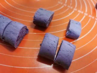 养生山药紫薯汤圆,切小块