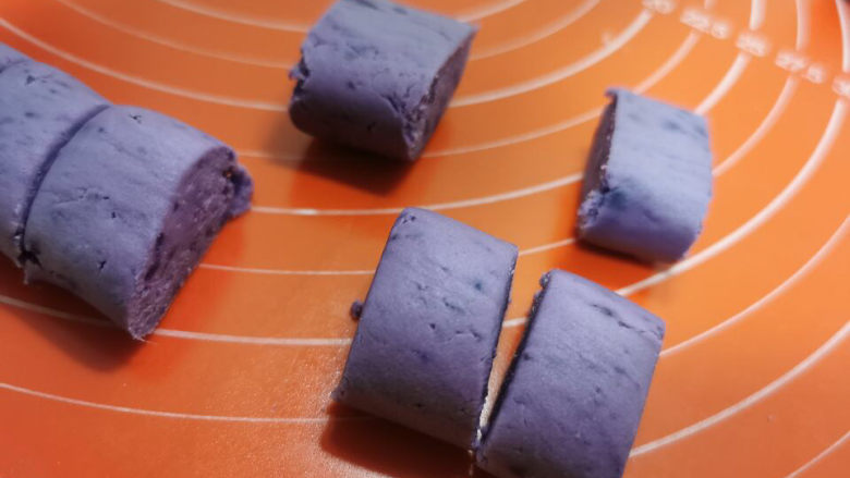 养生山药紫薯汤圆,切小块