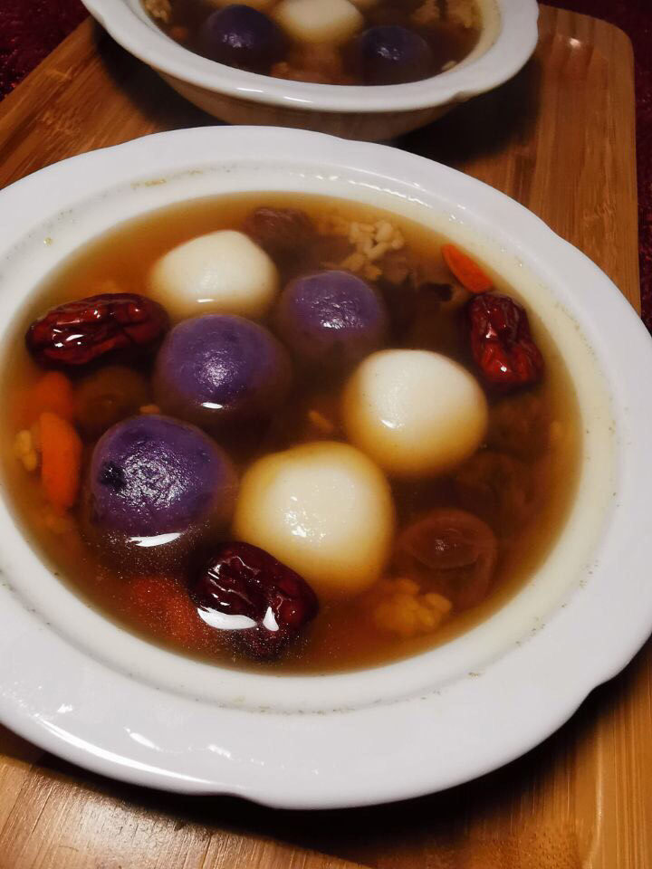 养生山药紫薯汤圆,甜汤先装入碗中，再加入双色汤圆