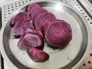 养生山药紫薯汤圆,紫薯切片蒸熟