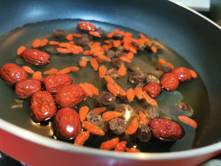 养生山药紫薯汤圆,水锅中加入红枣，枸杞，桂圆